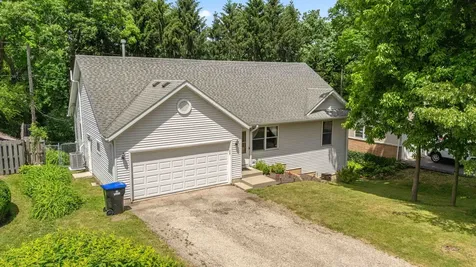 1820 West Oakleaf Drive Mchenry IL 60051