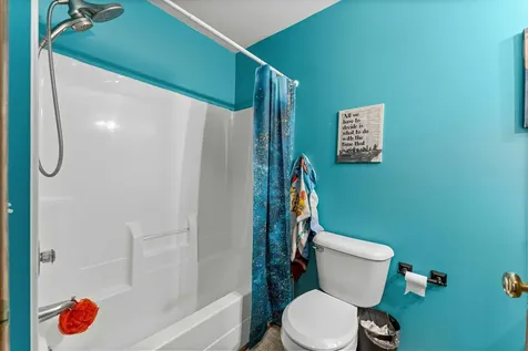1820 West Oakleaf Drive Mchenry IL 60051