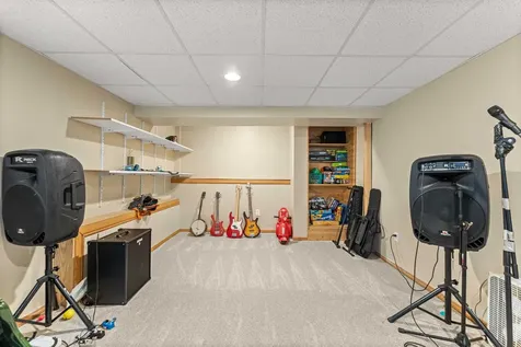 1820 West Oakleaf Drive Mchenry IL 60051