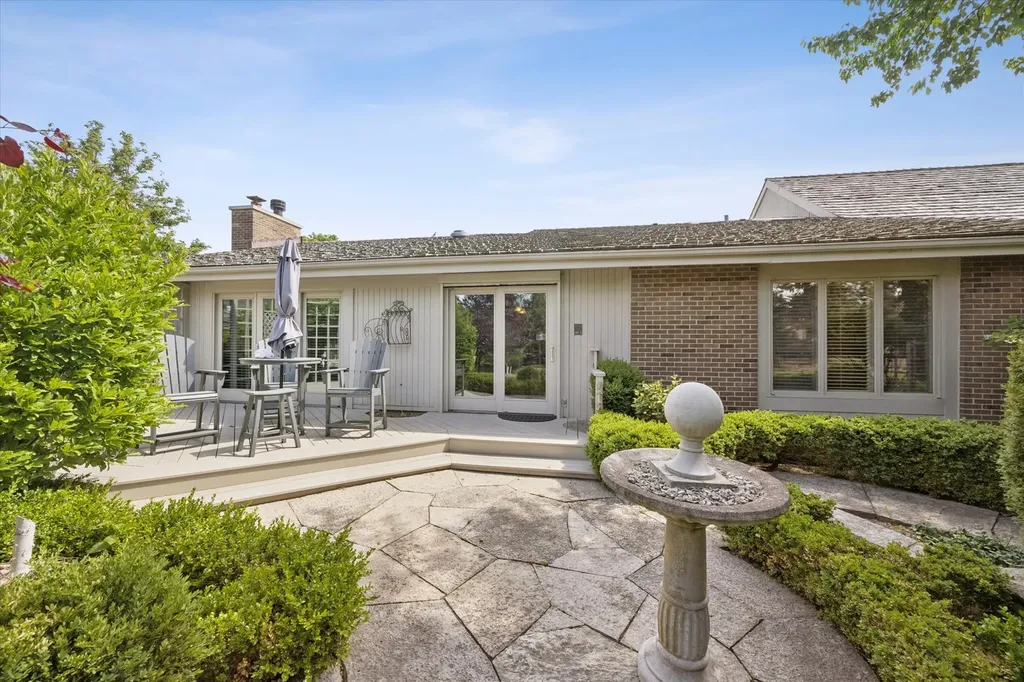 98 Briarwood Circle Oak Brook IL 60523