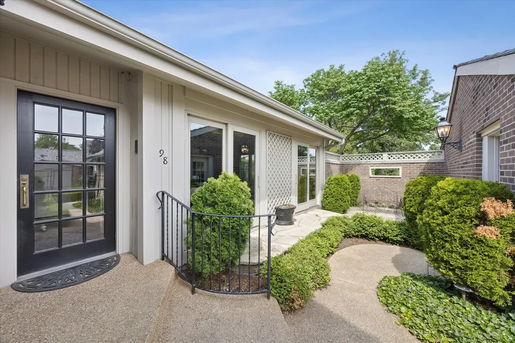 98 Briarwood Circle Oak Brook IL 60523