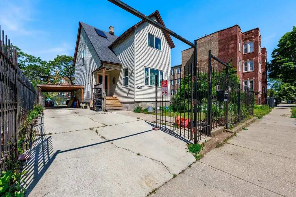 7412 South Phillips Avenue Chicago IL 60649