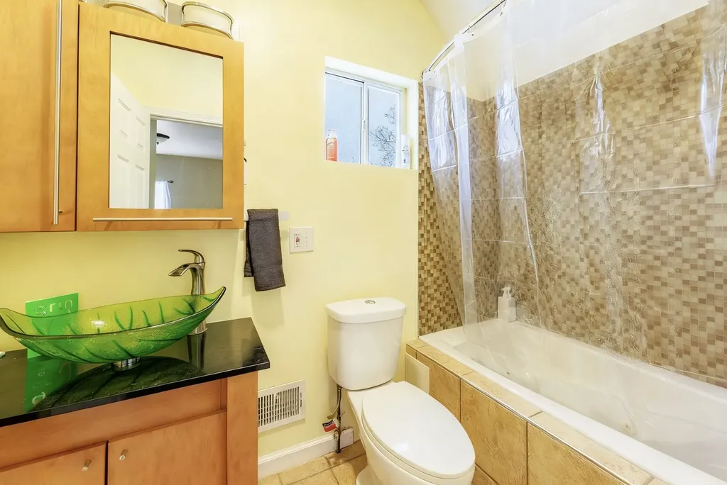7412 South Phillips Avenue Chicago IL 60649