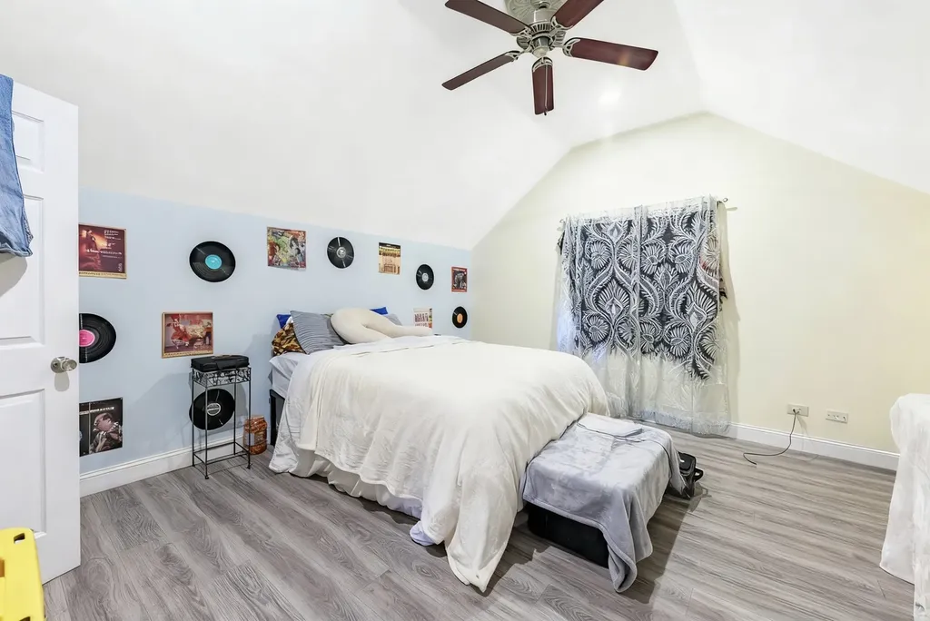 7412 South Phillips Avenue Chicago IL 60649