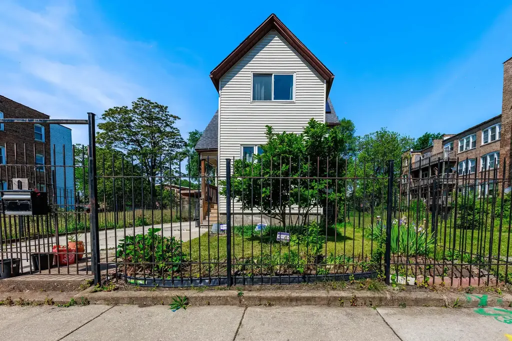 7412 South Phillips Avenue Chicago IL 60649
