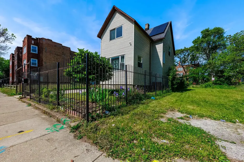 7412 South Phillips Avenue Chicago IL 60649