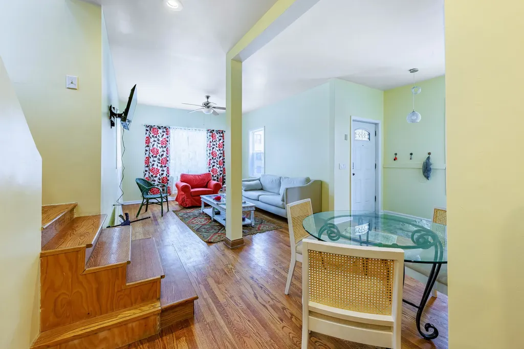 7412 South Phillips Avenue Chicago IL 60649