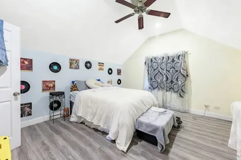 7412 South Phillips Avenue Chicago IL 60649