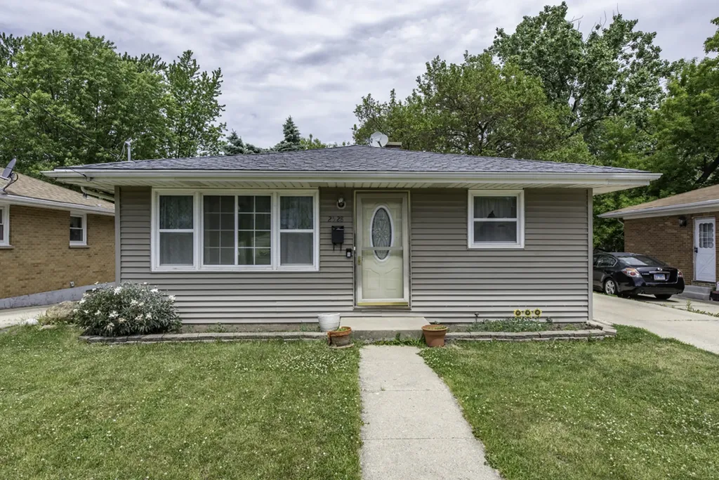2528 Lucia Avenue Waukegan IL 60085