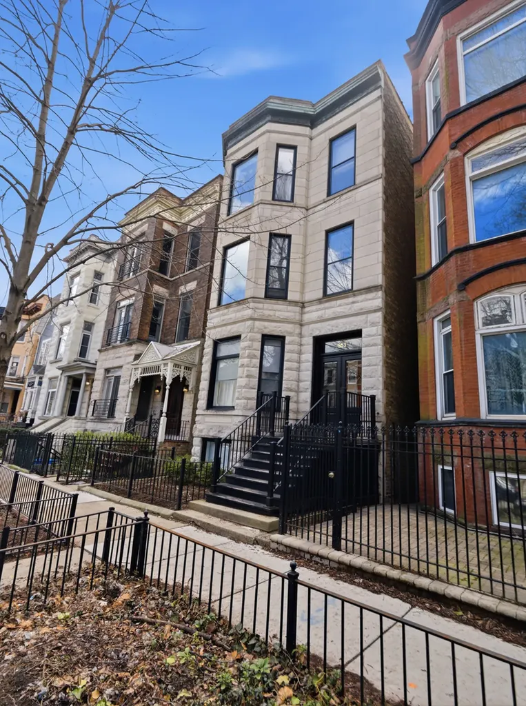 863 West Newport Avenue Chicago IL 60638