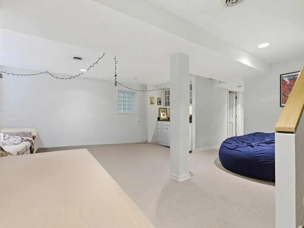 863 West Newport Avenue Chicago IL 60638