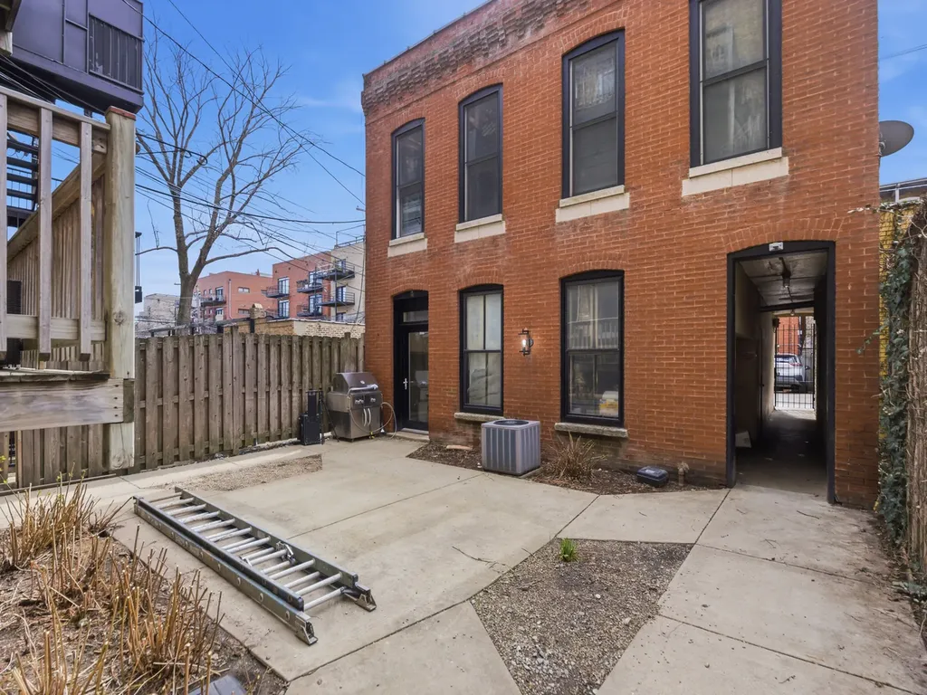 863 West Newport Avenue Chicago IL 60638