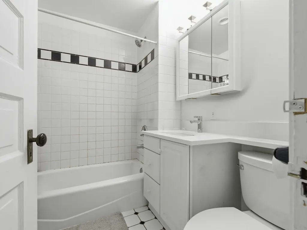 863 West Newport Avenue Chicago IL 60638