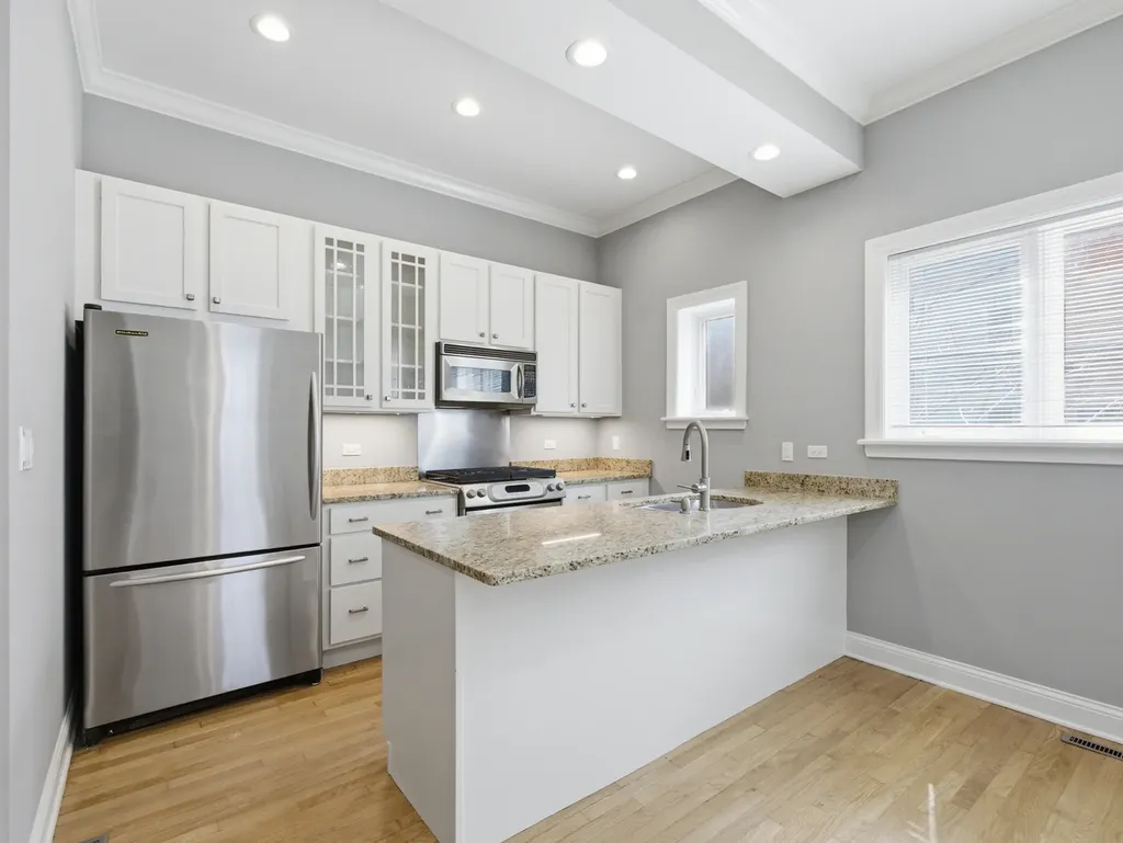 863 West Newport Avenue Chicago IL 60638