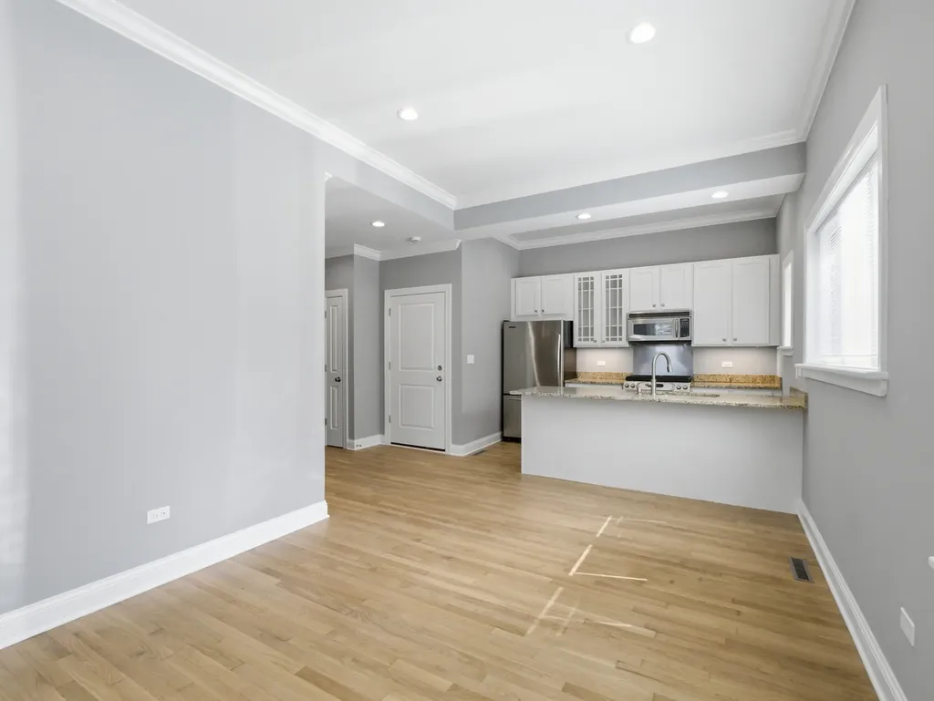 863 West Newport Avenue Chicago IL 60638