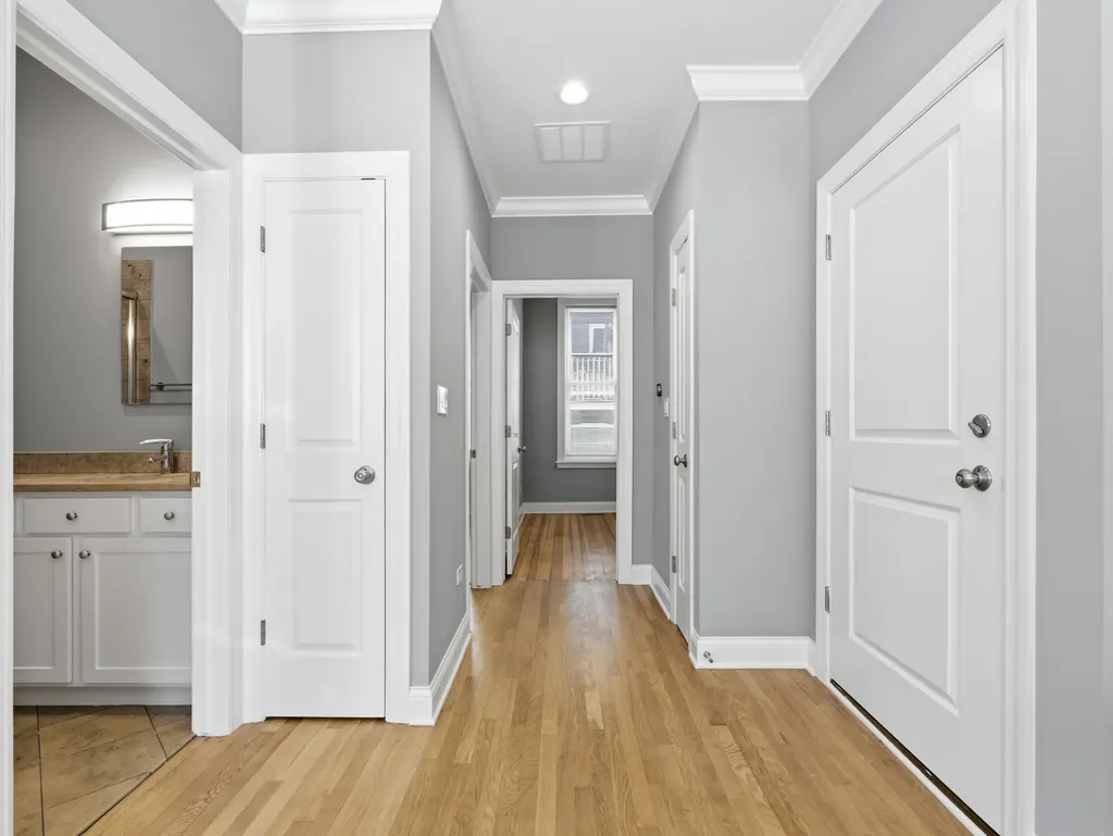 863 West Newport Avenue Chicago IL 60638
