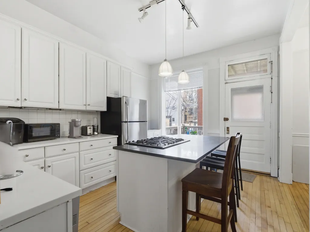 863 West Newport Avenue Chicago IL 60638
