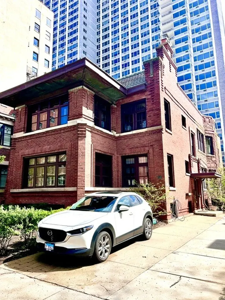 717 West Junior Terrace Chicago IL 60613