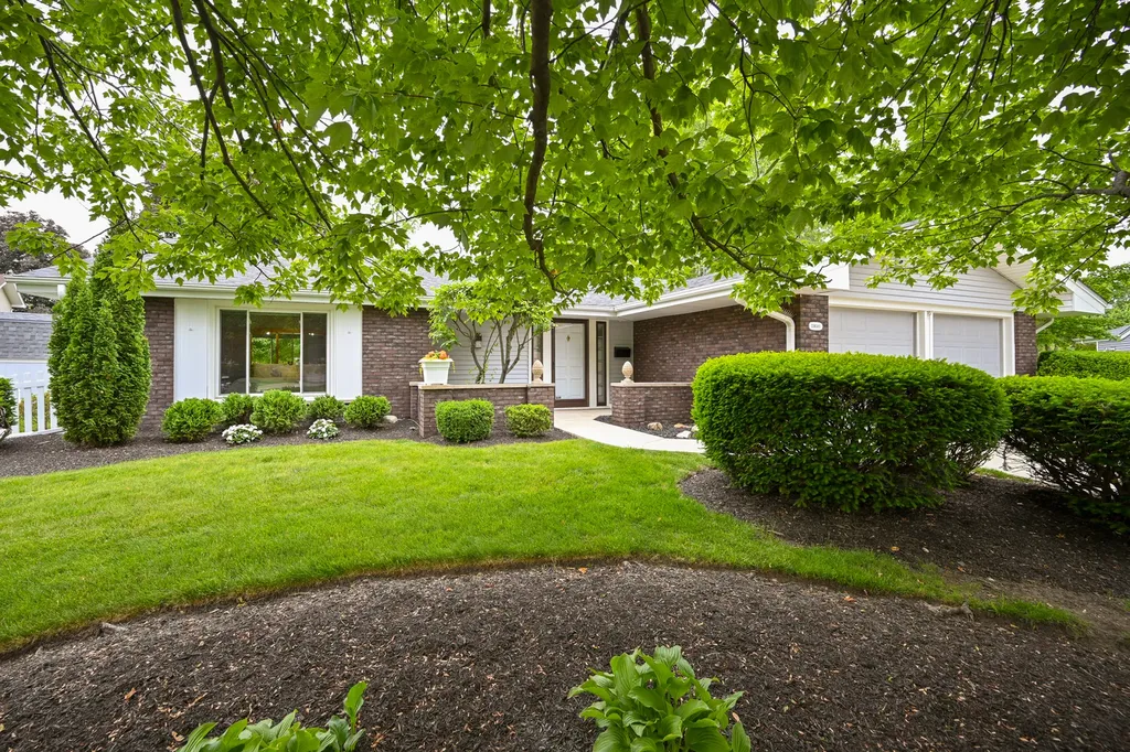 23W303 Cambridge Court Glen Ellyn IL 60137