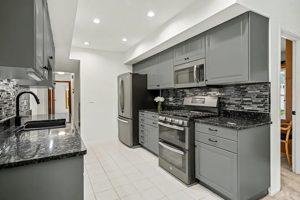 23W303 Cambridge Court Glen Ellyn IL 60137