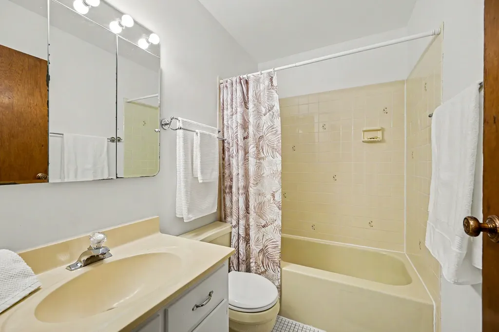 23W303 Cambridge Court Glen Ellyn IL 60137