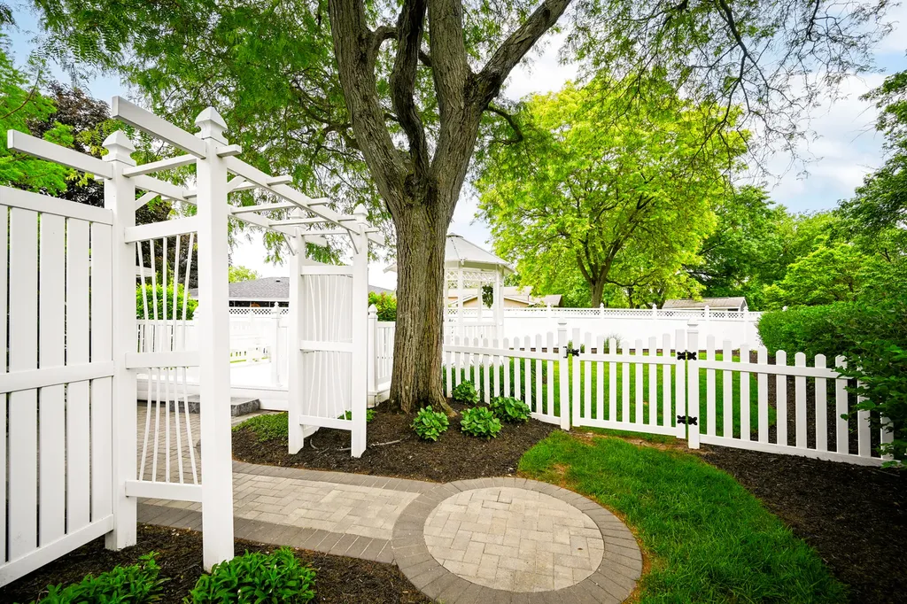 23W303 Cambridge Court Glen Ellyn IL 60137