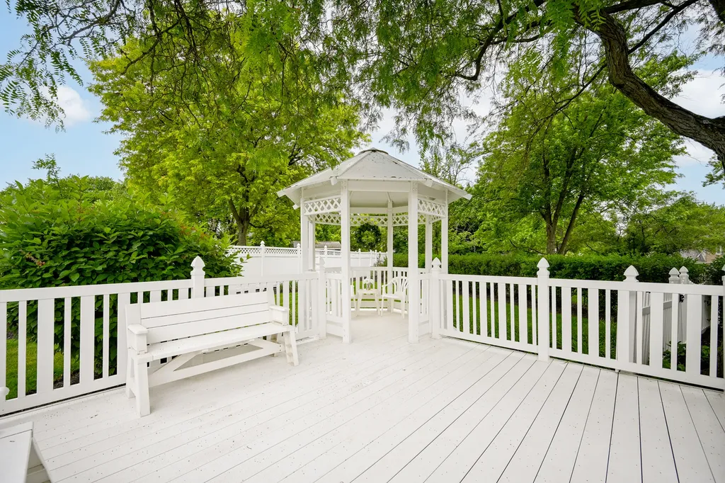 23W303 Cambridge Court Glen Ellyn IL 60137