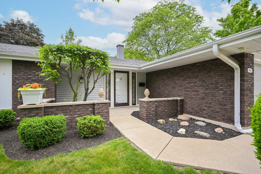 23W303 Cambridge Court Glen Ellyn IL 60137