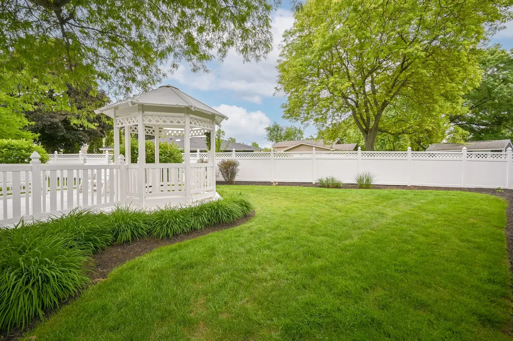 23W303 Cambridge Court Glen Ellyn IL 60137