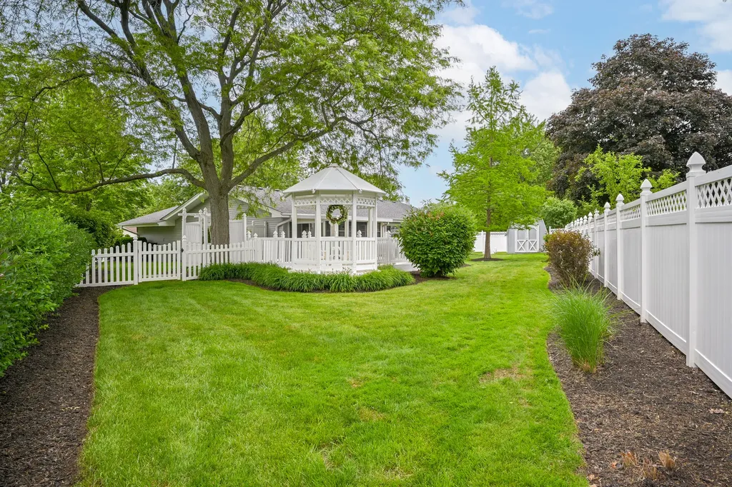 23W303 Cambridge Court Glen Ellyn IL 60137