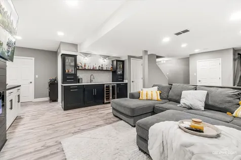 386 Essex Drive Oswego IL 60543