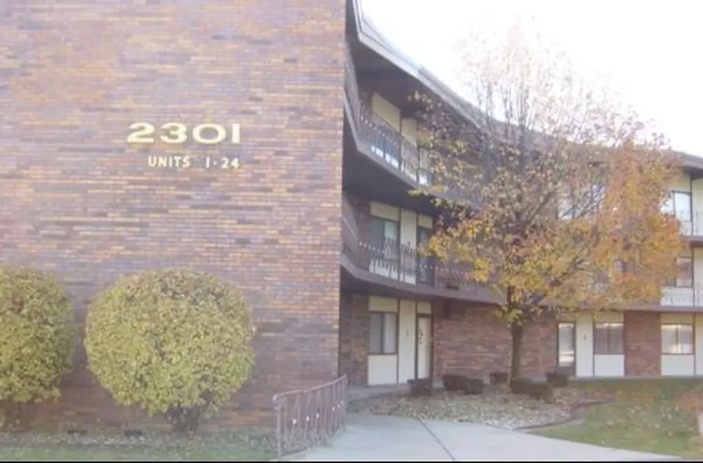 2301 Holiday Terrace Lansing IL 60438