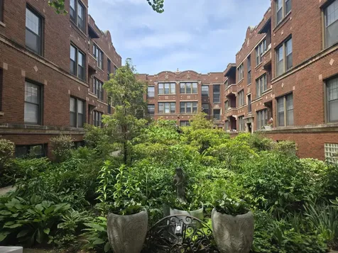 1128 West Pratt Boulevard Chicago IL 60626