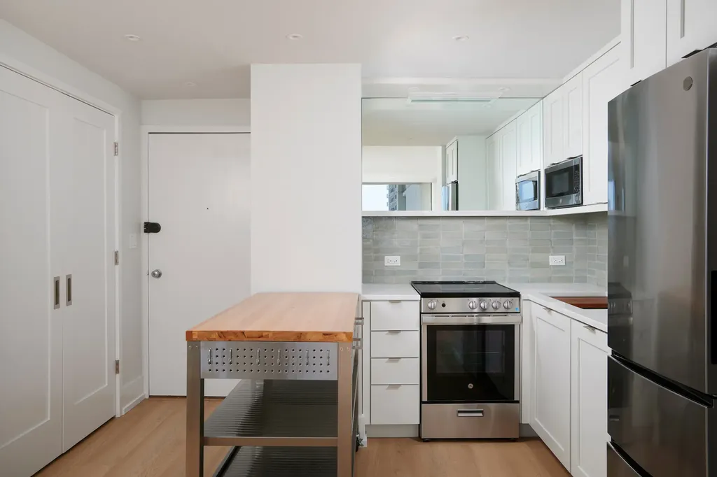 1460 North Sandburg Terrace Chicago IL 60610