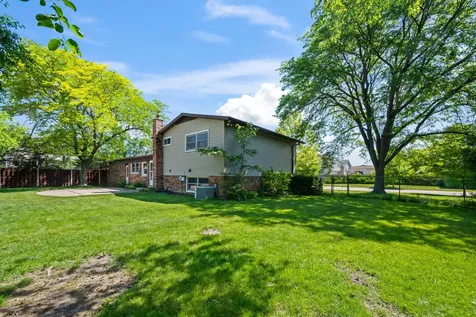 515 West Tanglewood Drive Arlington Heights IL 60004