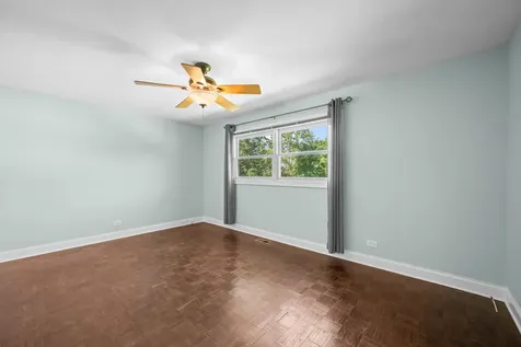 515 West Tanglewood Drive Arlington Heights IL 60004
