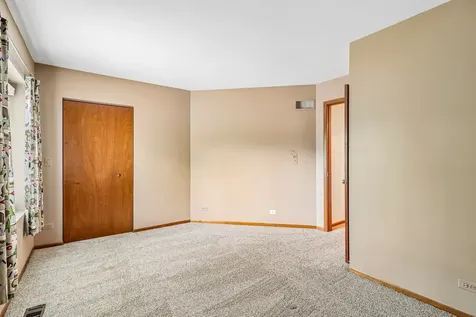 1079 Braeburn Road Mundelein IL 60060