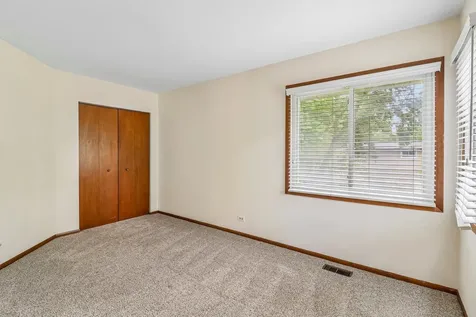 1079 Braeburn Road Mundelein IL 60060