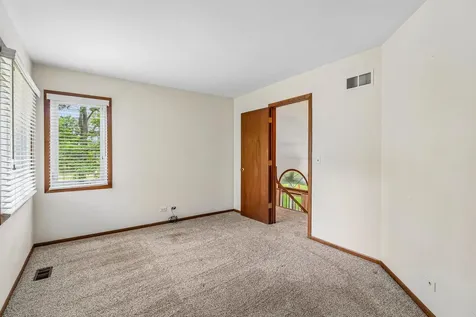 1079 Braeburn Road Mundelein IL 60060