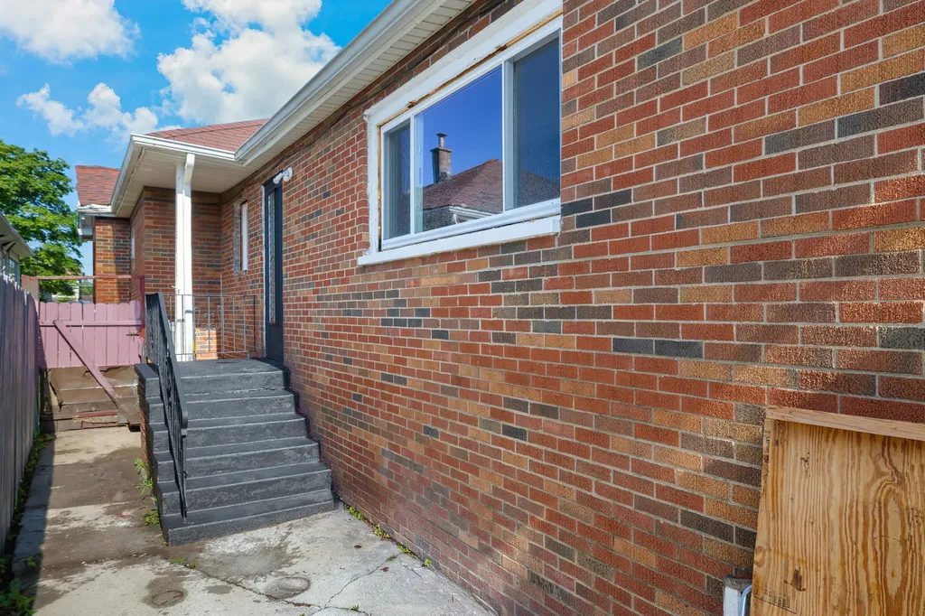 10205 South Yale Avenue Chicago IL 60628