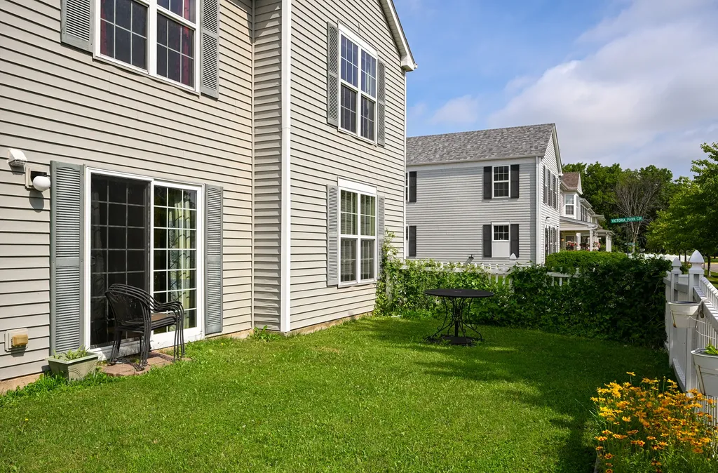 1572 Victoria Park Circle Aurora IL 60504