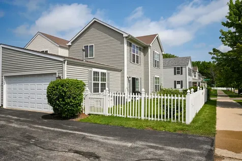 1572 Victoria Park Circle Aurora IL 60504