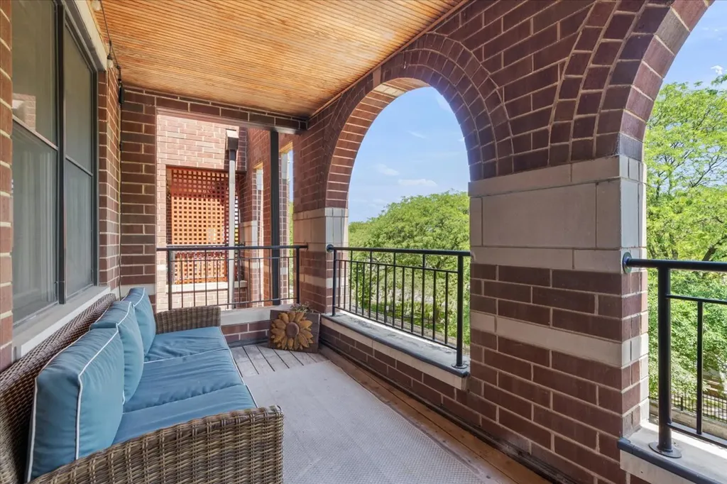 4860 North Clark Street Chicago IL 60640