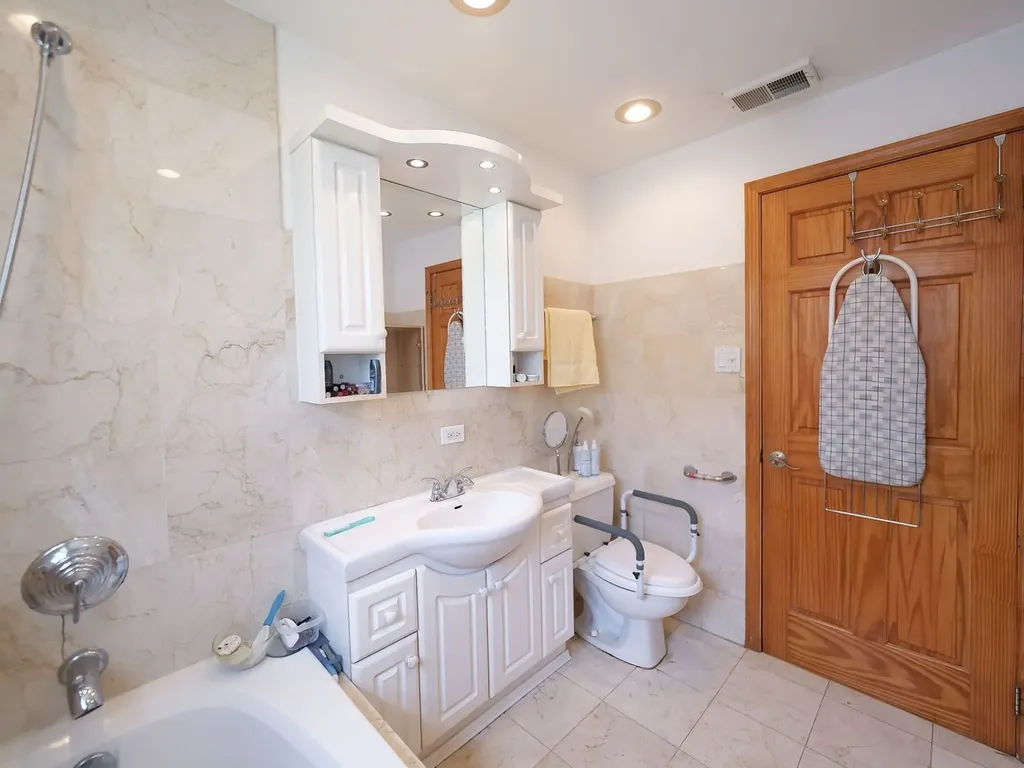 3256 North Elston Avenue Chicago IL 60618