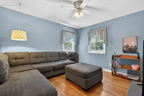 38 Forest Hills Road Lake Bluff IL 60044