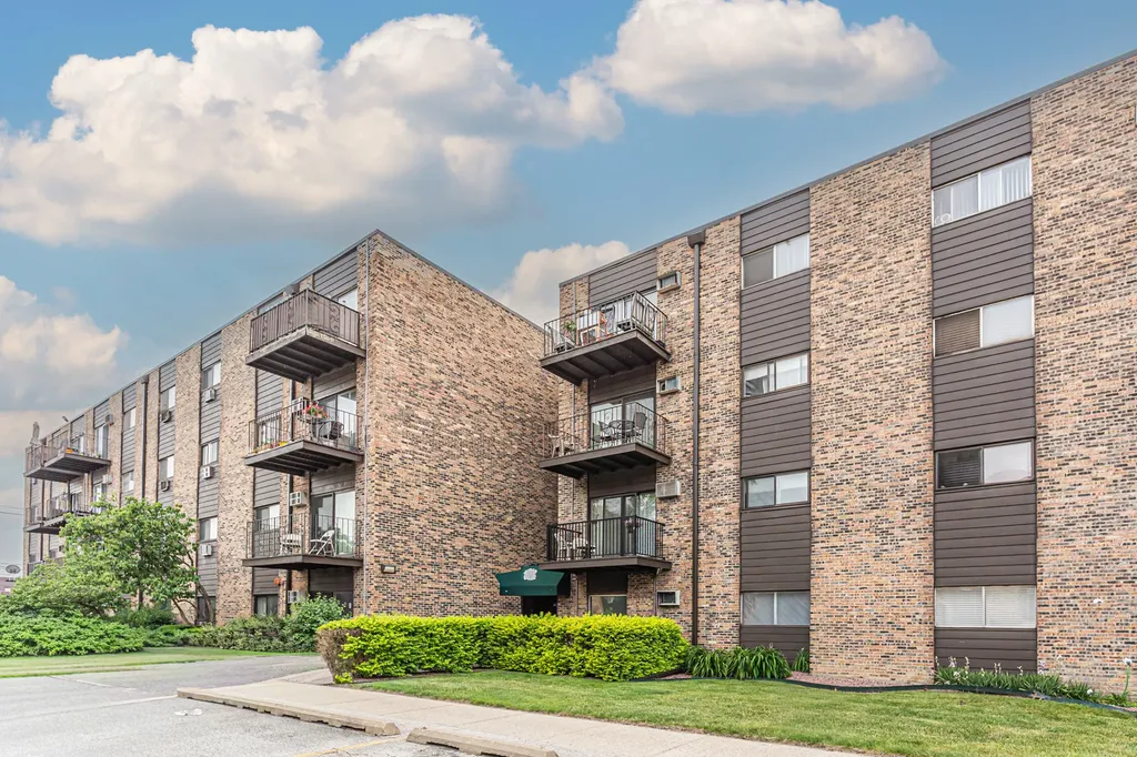 8905 Knight Avenue Des Plaines IL 60016