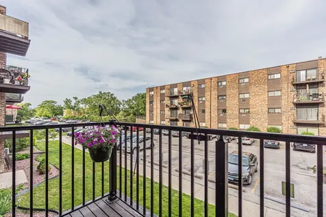 8905 Knight Avenue Des Plaines IL 60016