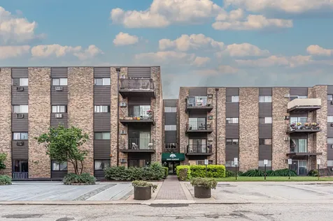 8905 Knight Avenue Des Plaines IL 60016