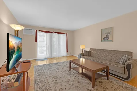 8905 Knight Avenue Des Plaines IL 60016