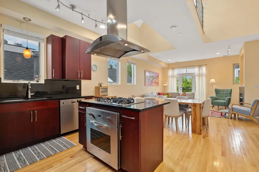 945 North Honore Street Chicago IL 60622